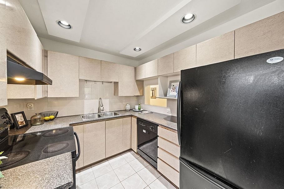 302 1406 W 73rd Avenue Vancouver, BC - 12