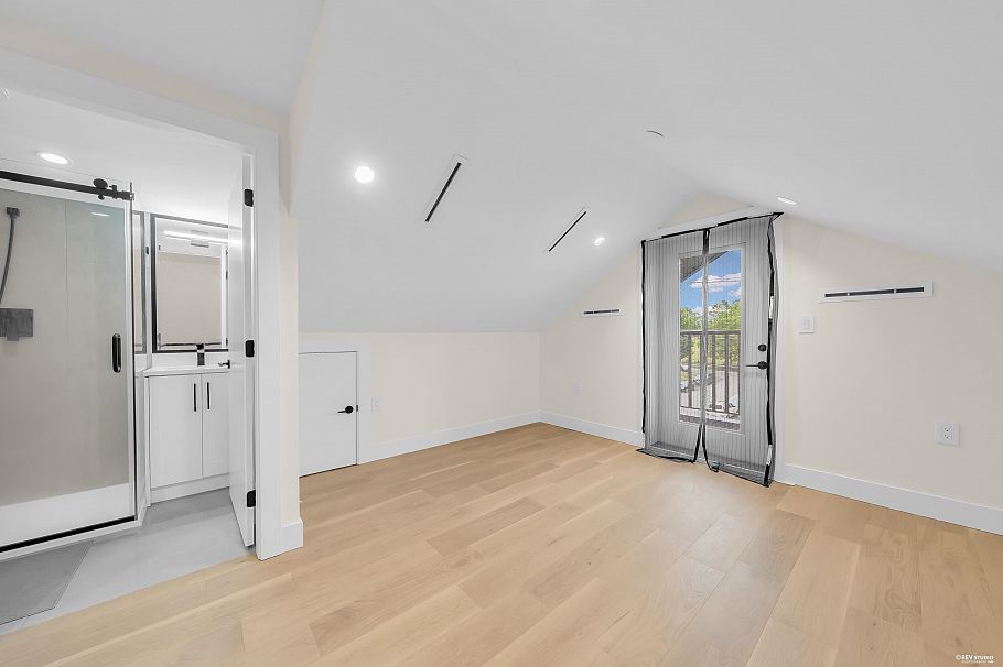 1620 E 53rd Avenue Vancouver, BC - 20