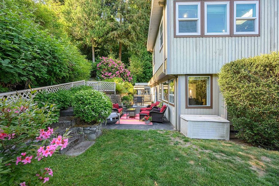 1747 Bellelynn Place North Vancouver, BC - 17