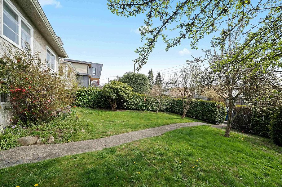 444 E 6th Street North Vancouver, BC - 36