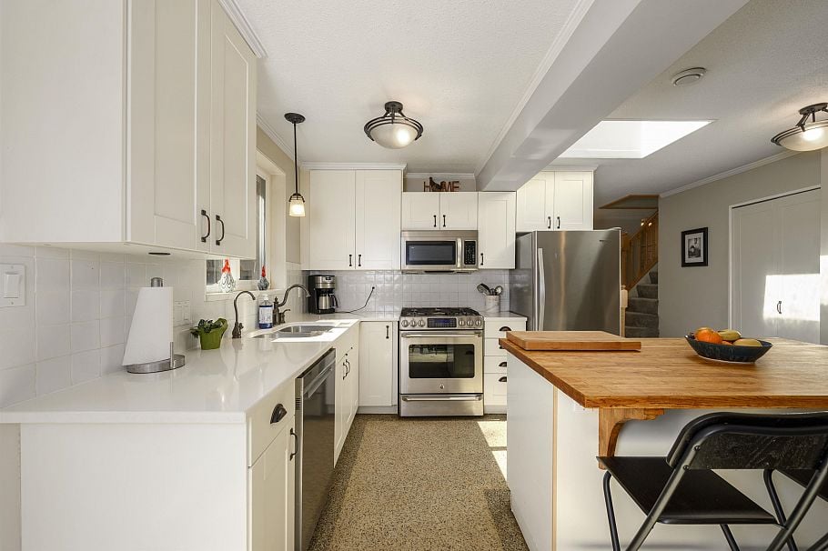 1747 Bellelynn Place North Vancouver, BC - 13