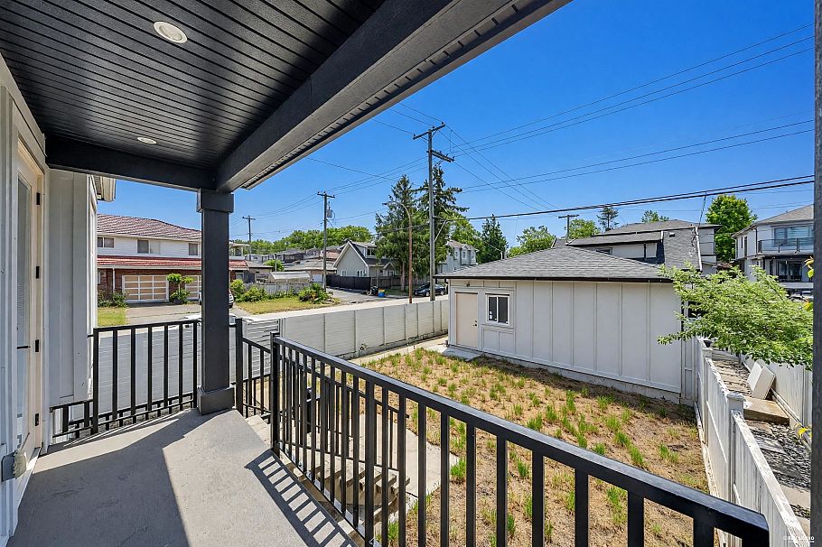 1620 E 53rd Avenue Vancouver, BC - 24
