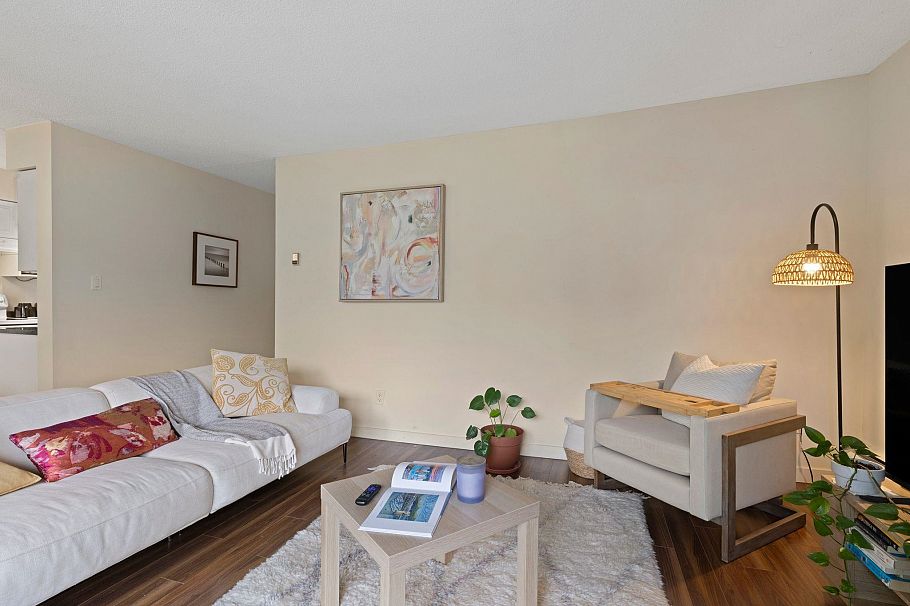 305 175 E 4th Street North Vancouver, BC - 3