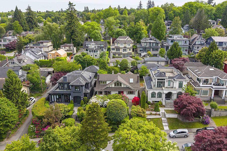 3820 W 12th Avenue Vancouver, BC - 1