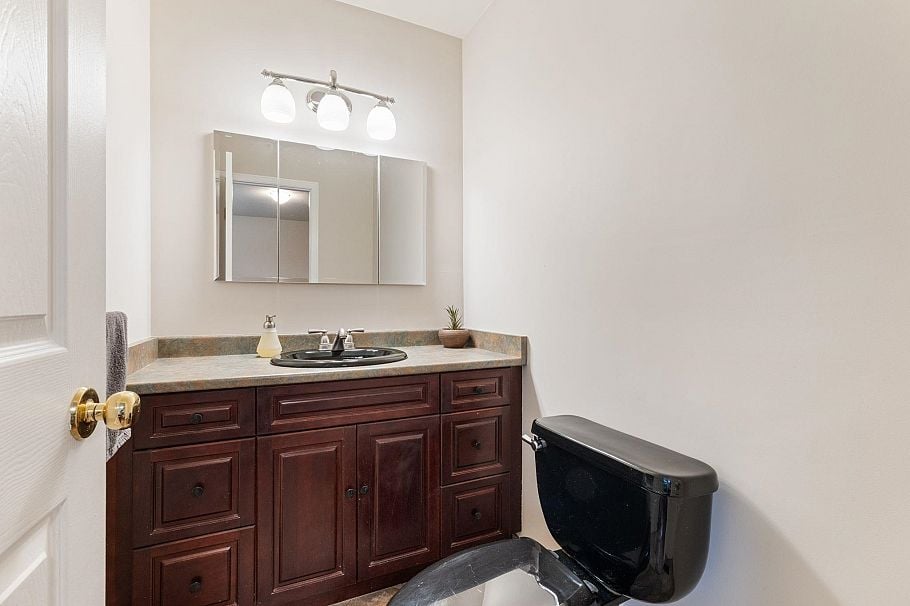676 Wellington Drive North Vancouver, BC - 19