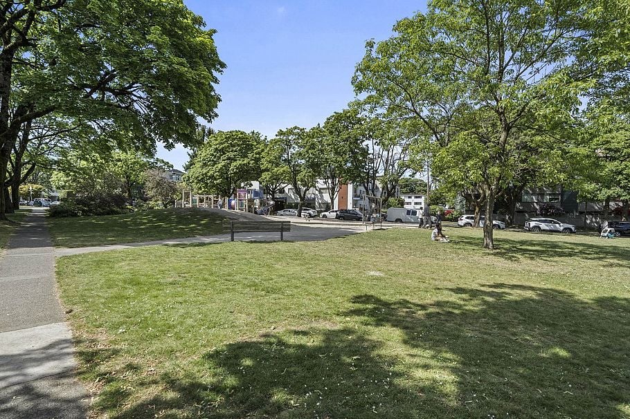 302 1406 W 73rd Avenue Vancouver, BC - 32