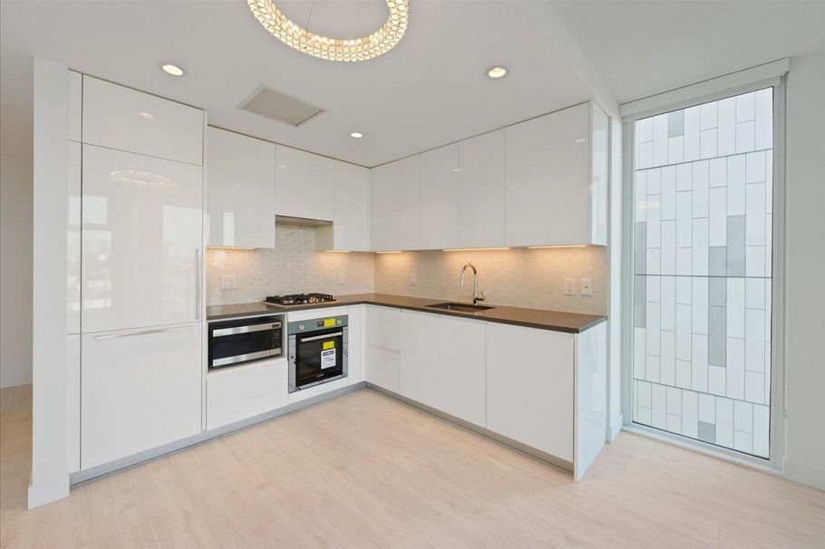 410 8138 Fraser Street Vancouver, BC - 1