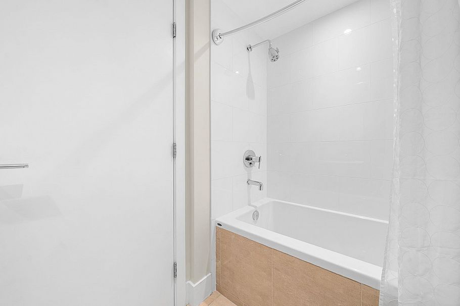 311 150 W 15 Street North Vancouver, BC - 23