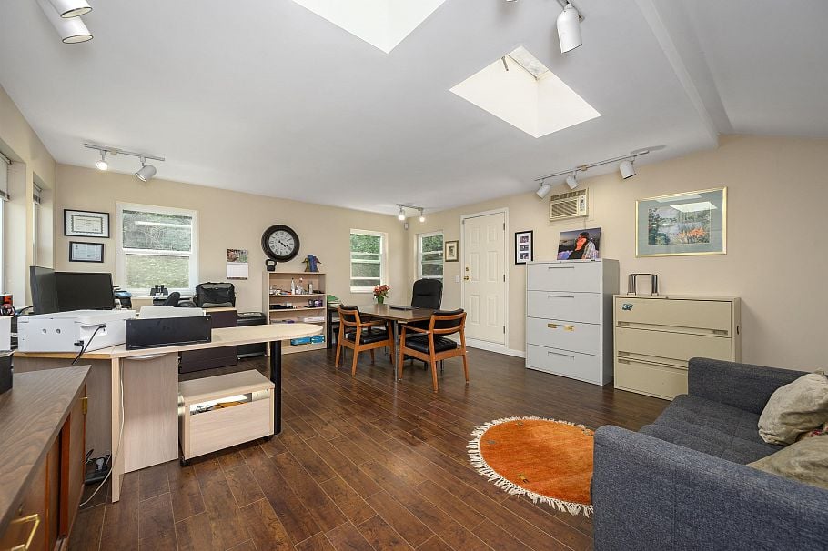 1747 Bellelynn Place North Vancouver, BC - 27