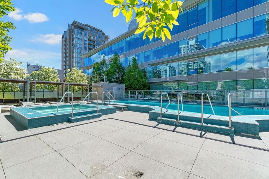 906 112 E 13th Street North Vancouver, BC - 31