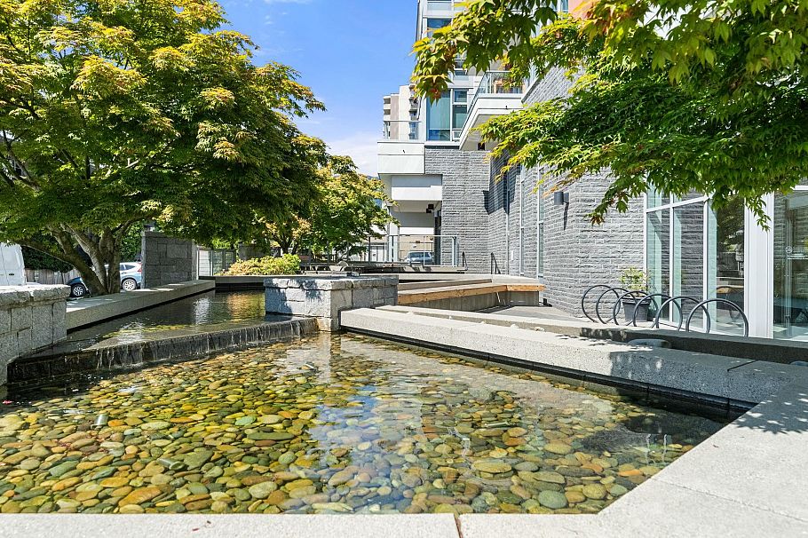 311 150 W 15 Street North Vancouver, BC - 31