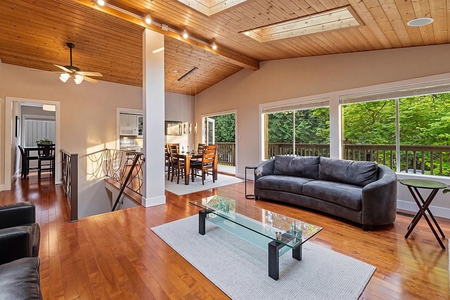 676 Wellington Drive North Vancouver, BC - 2