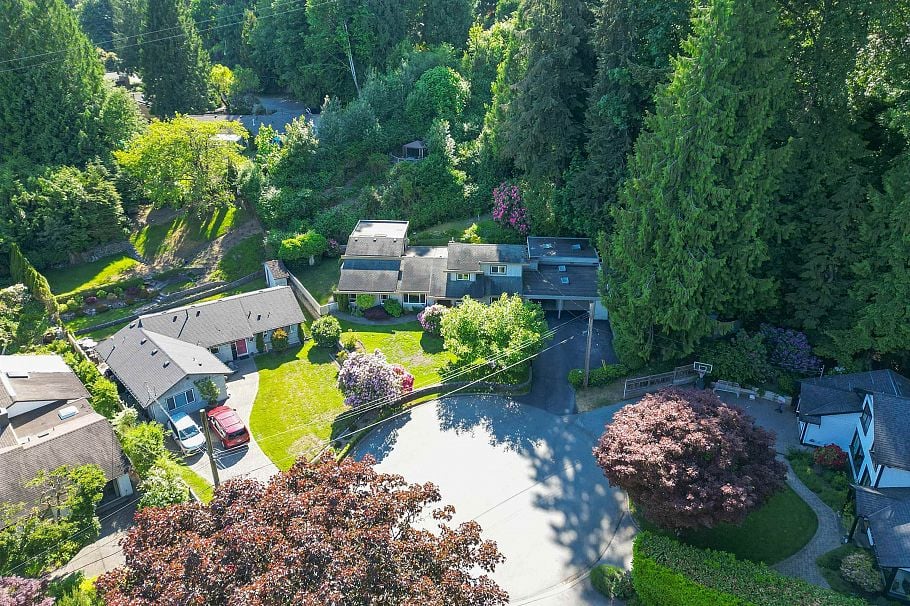 1747 Bellelynn Place North Vancouver, BC - 36