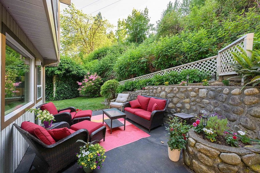 1747 Bellelynn Place North Vancouver, BC - 16