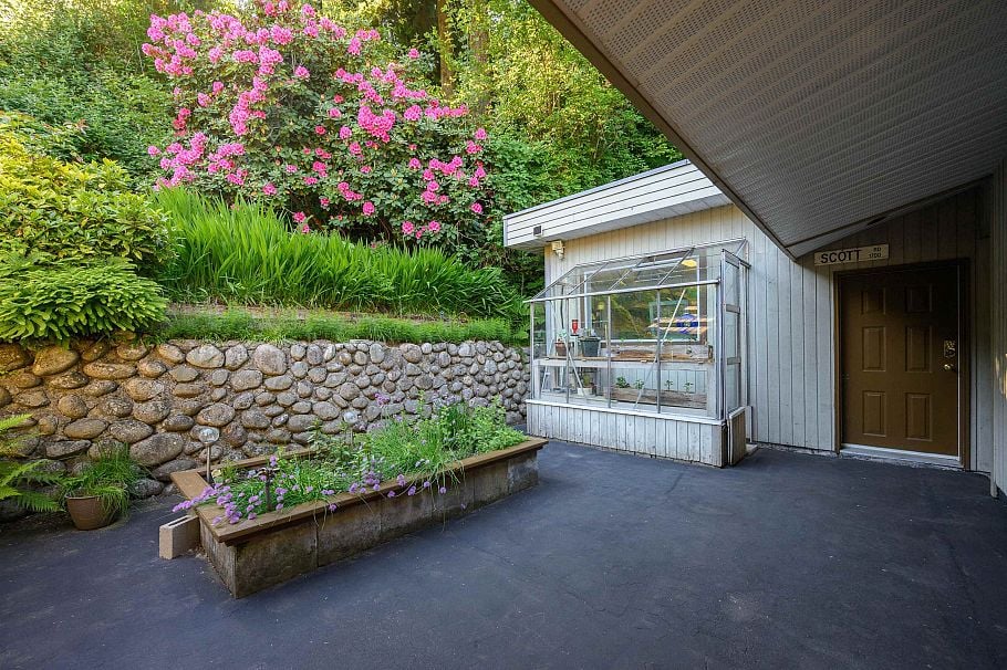 1747 Bellelynn Place North Vancouver, BC - 30