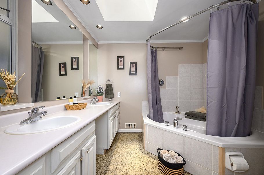 1747 Bellelynn Place North Vancouver, BC - 23