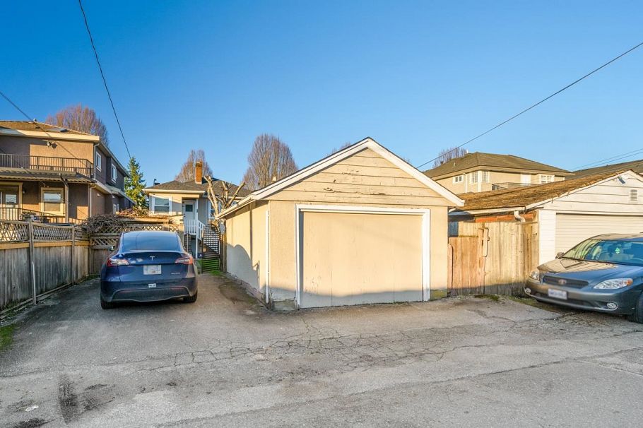 1032 E 49th Avenue Vancouver, BC - 17