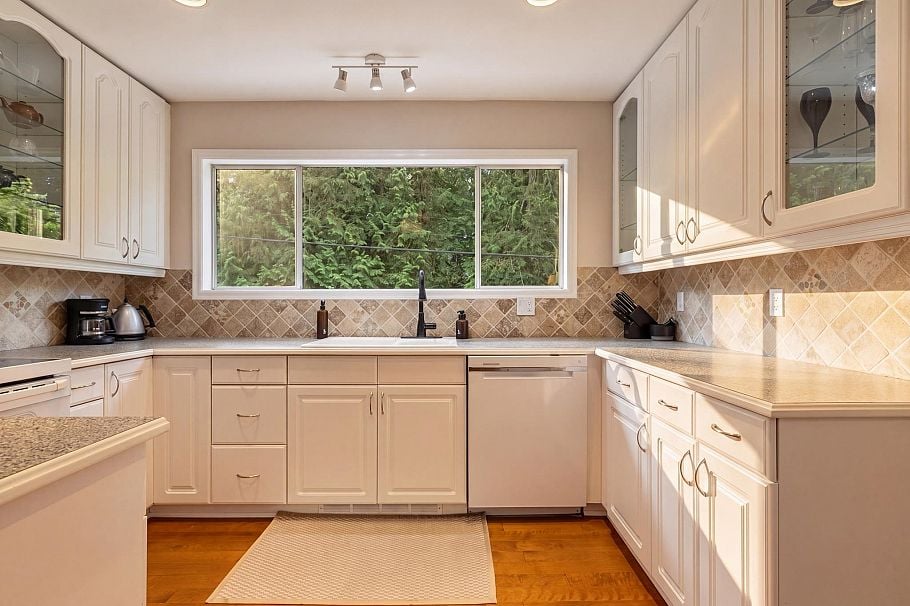 676 Wellington Drive North Vancouver, BC - 11