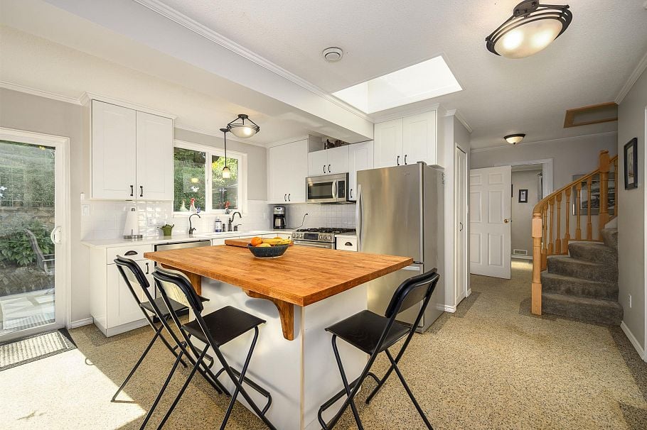 1747 Bellelynn Place North Vancouver, BC - 12