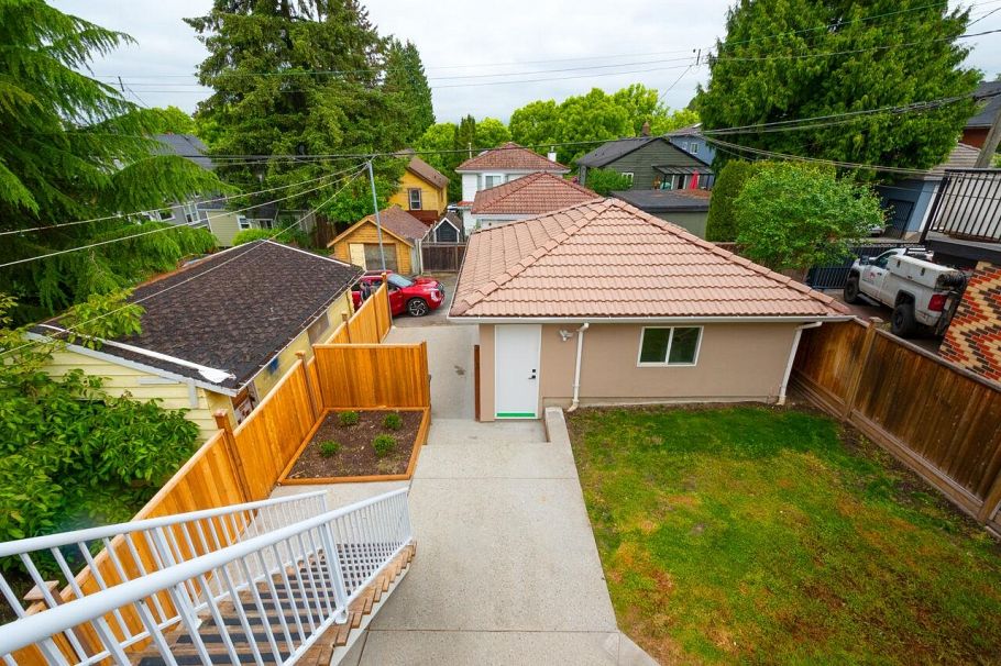 827 E 32nd Avenue Vancouver, BC - 38