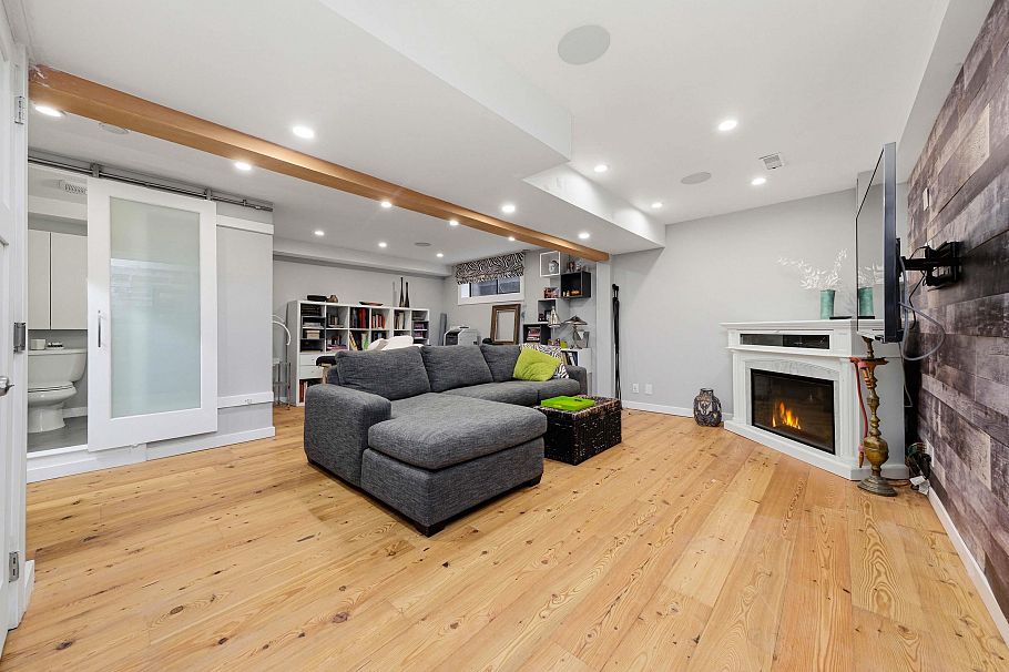 1126 Premier Street North Vancouver, BC - 23