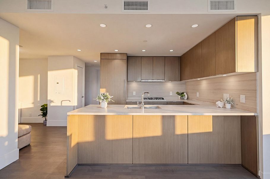 906 112 E 13th Street North Vancouver, BC - 12