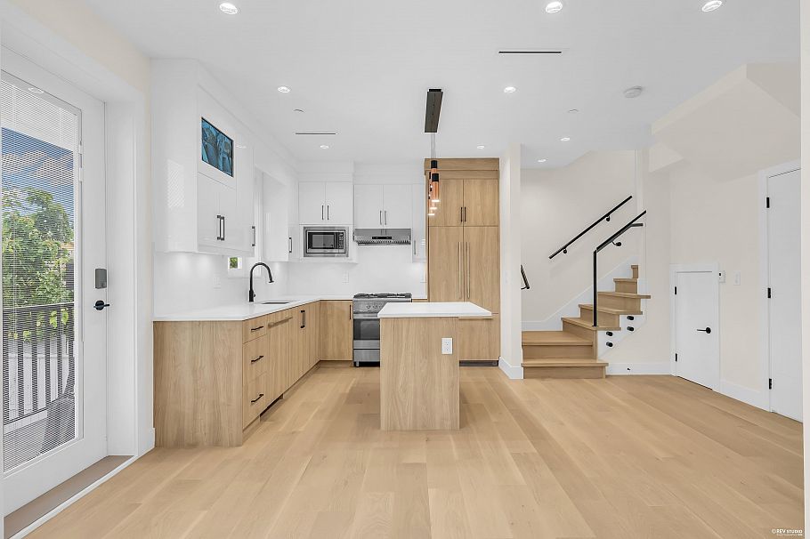 1620 E 53rd Avenue Vancouver, BC - 5