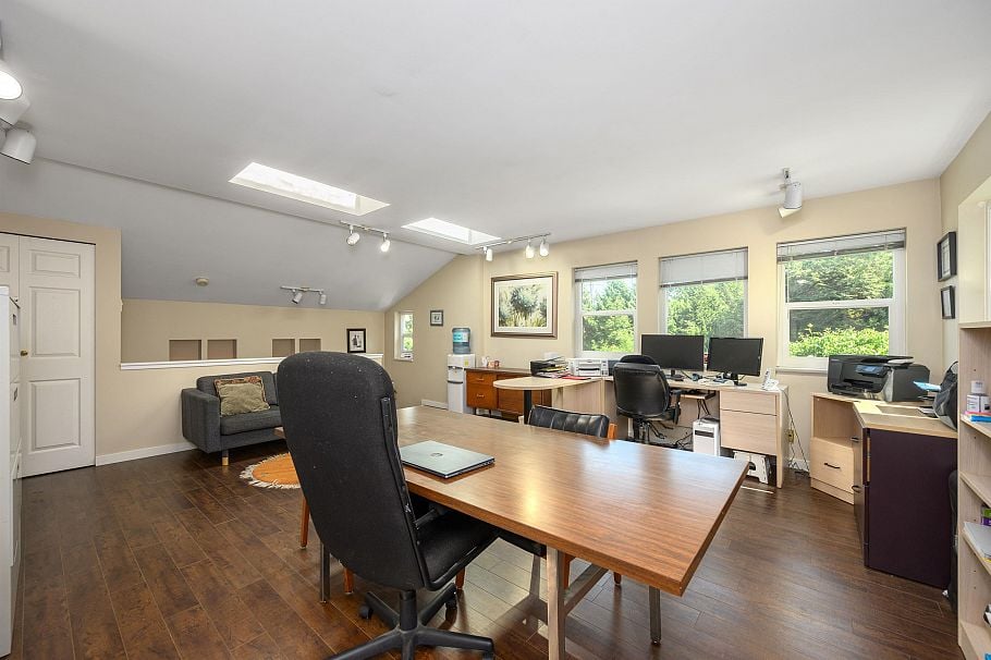 1747 Bellelynn Place North Vancouver, BC - 28