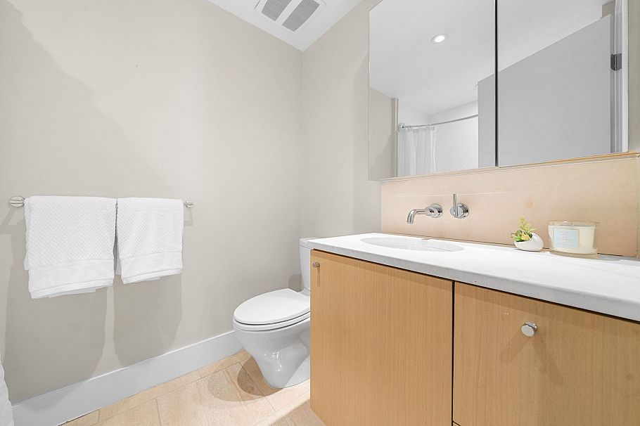 311 150 W 15 Street North Vancouver, BC - 22