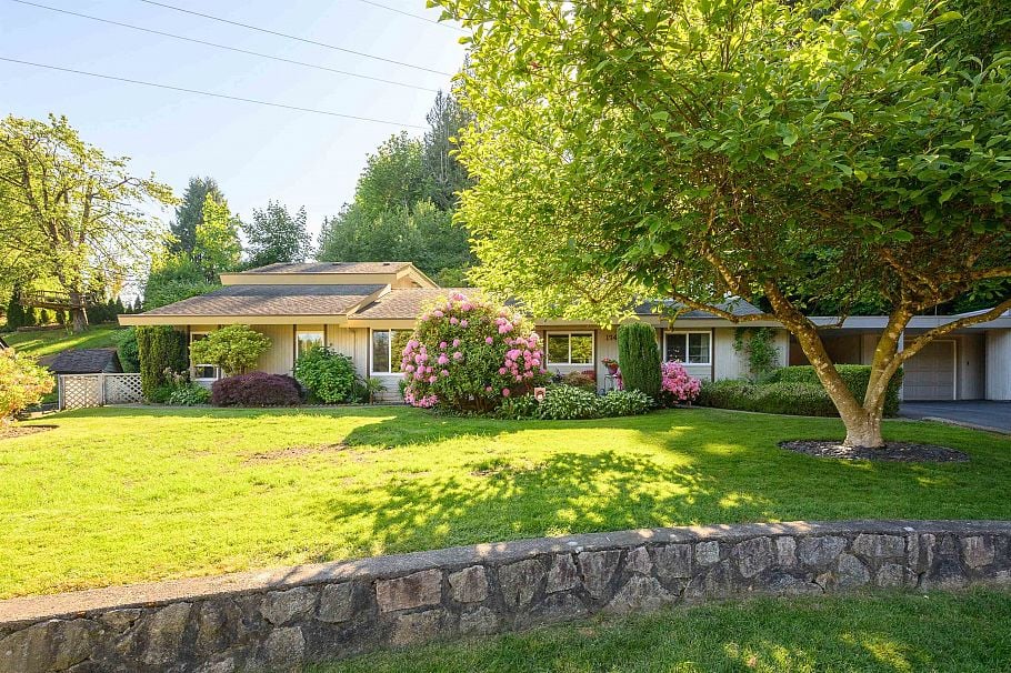1747 Bellelynn Place North Vancouver, BC - 1