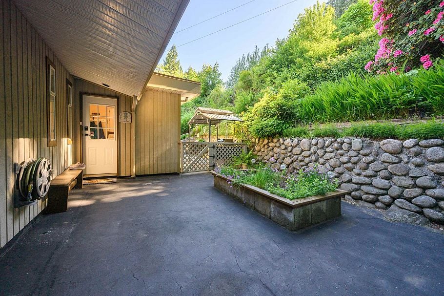 1747 Bellelynn Place North Vancouver, BC - 29