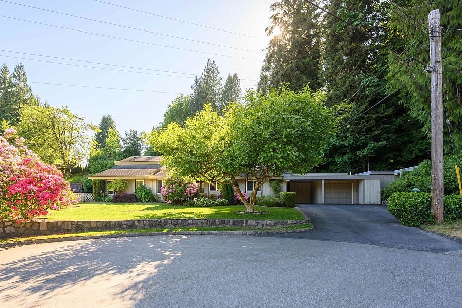 1747 Bellelynn Place North Vancouver, BC - 35