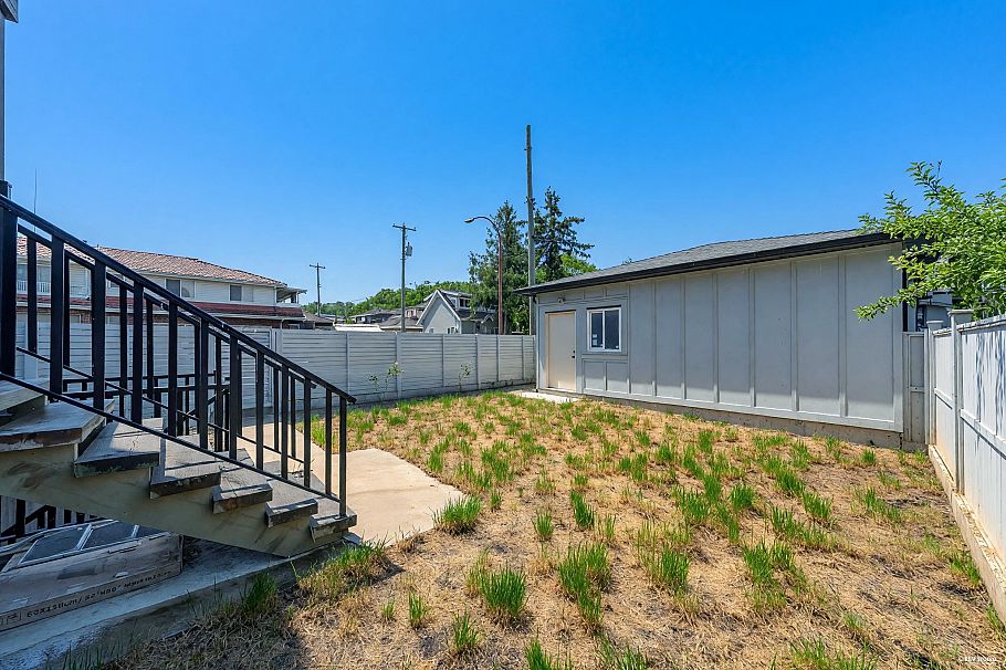 1620 E 53rd Avenue Vancouver, BC - 27