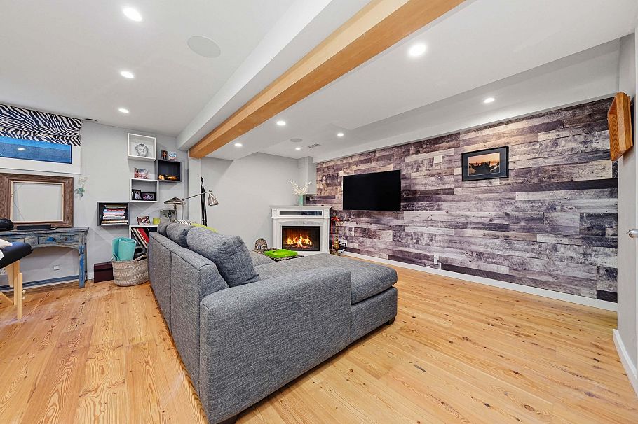 1126 Premier Street North Vancouver, BC - 24