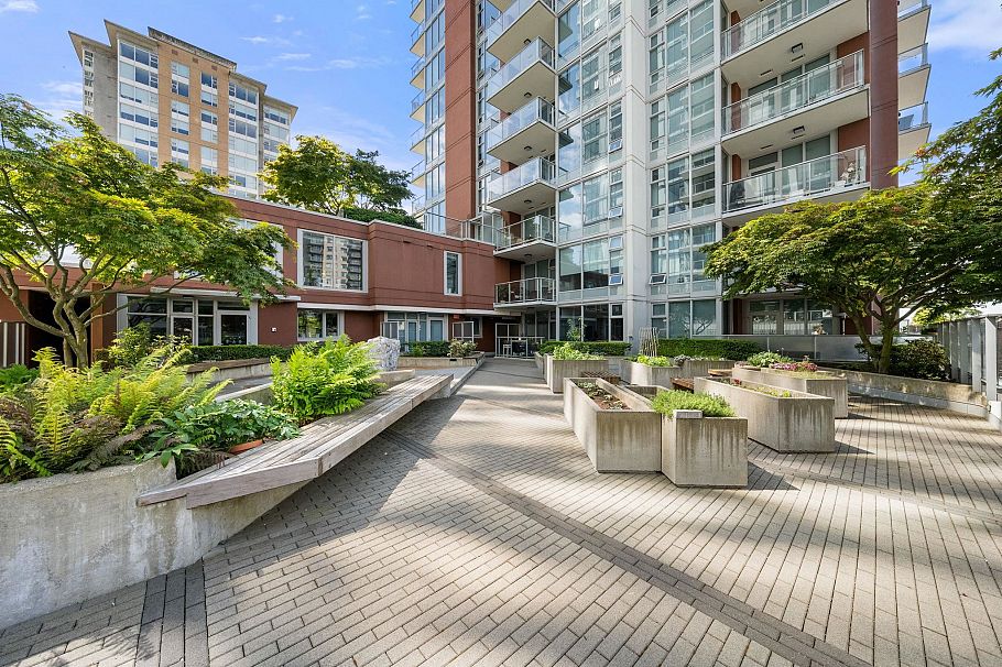 311 150 W 15 Street North Vancouver, BC - 32