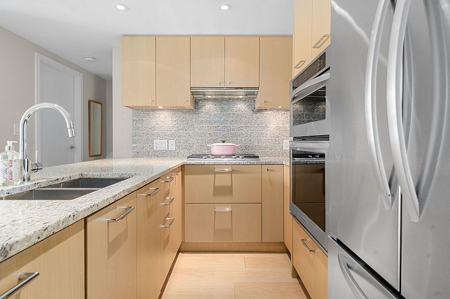 311 150 W 15 Street North Vancouver, BC - 3