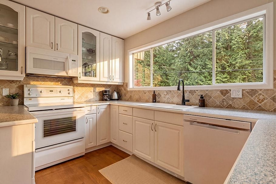 676 Wellington Drive North Vancouver, BC - 10