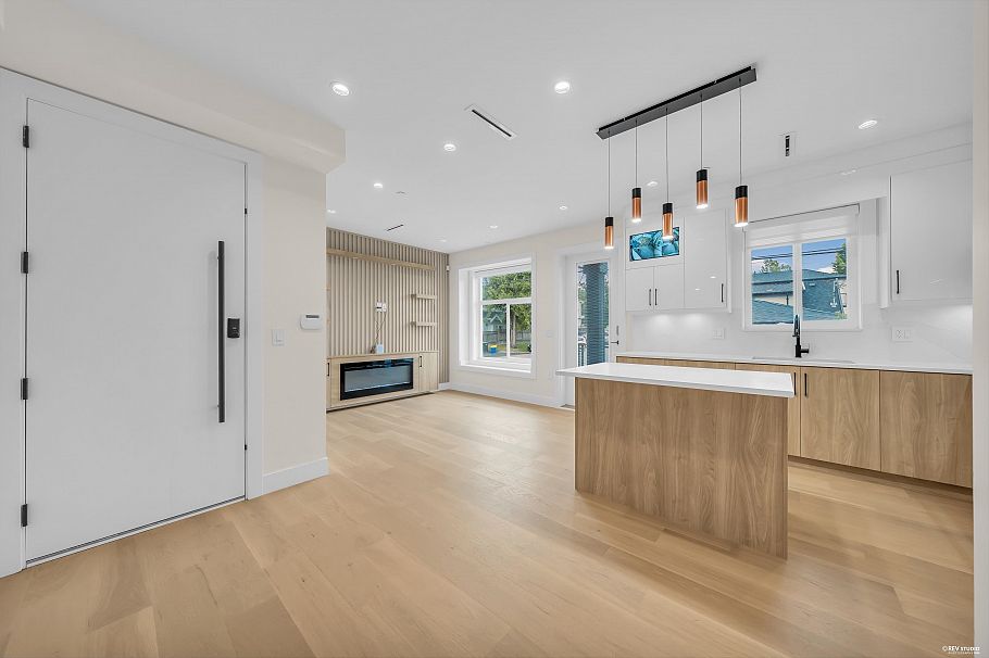 1620 E 53rd Avenue Vancouver, BC - 9
