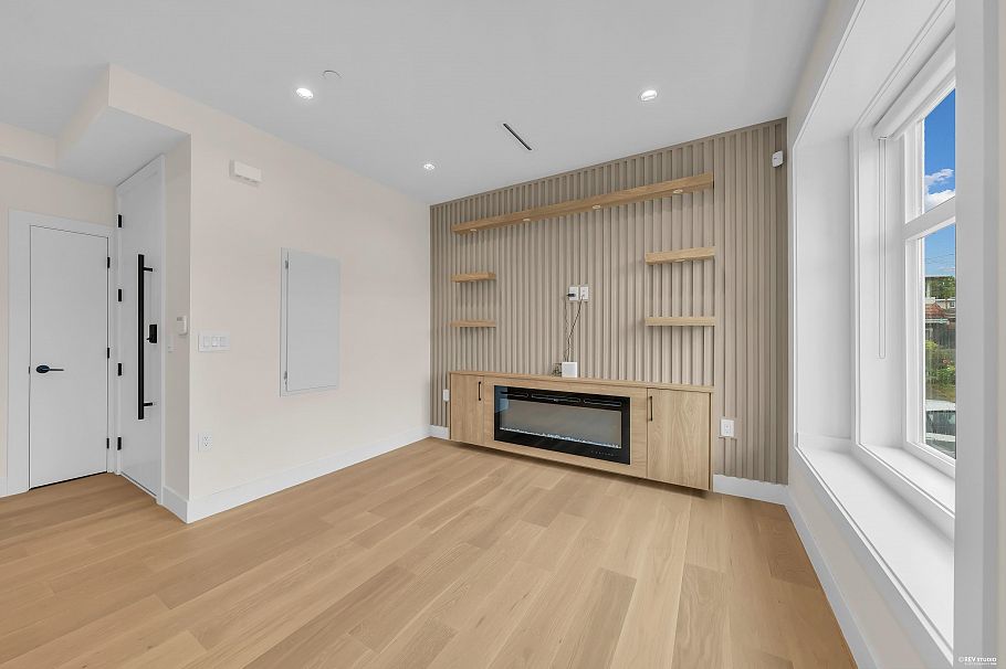 1620 E 53rd Avenue Vancouver, BC - 4