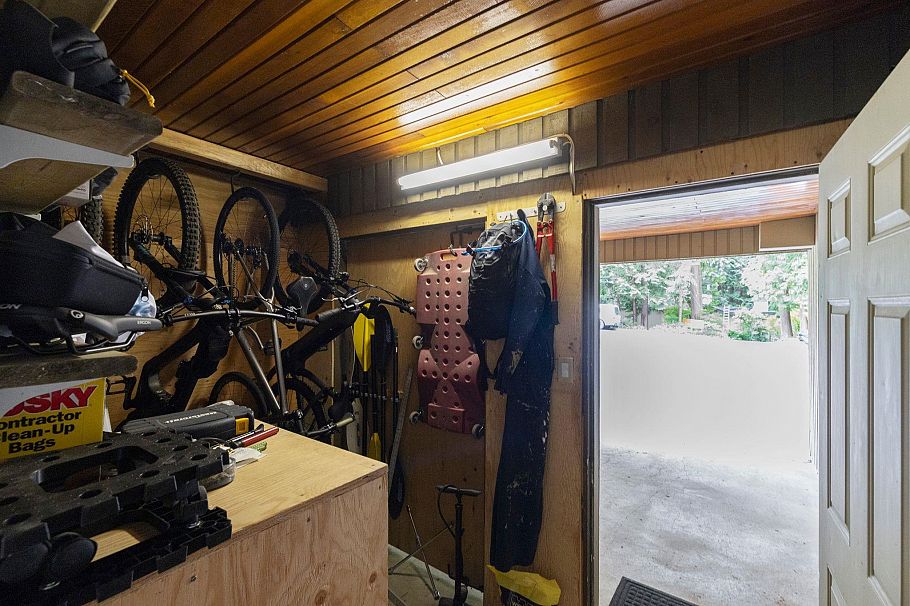 676 Wellington Drive North Vancouver, BC - 37