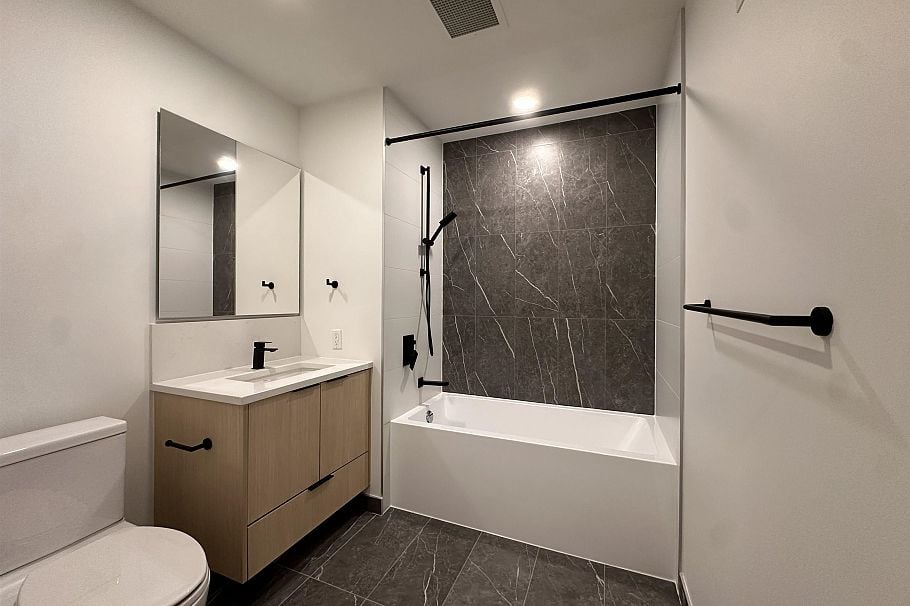 420 422 E 3rd Street North Vancouver, BC - 15