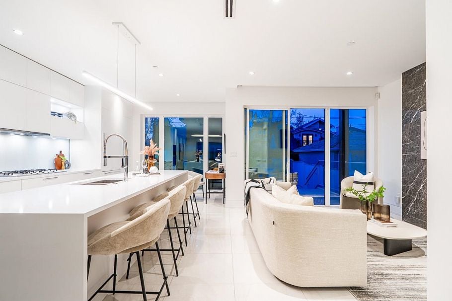 4691 W 9th Avenue Vancouver, BC - 1