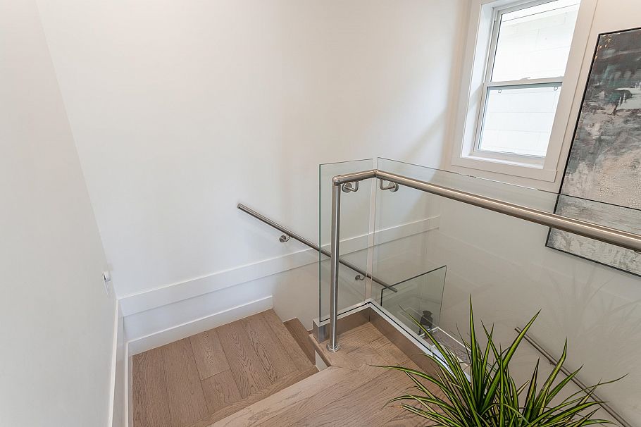1372 E 10th Avenue Vancouver, BC - 25