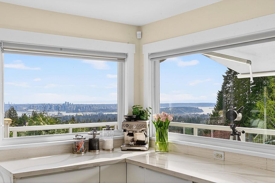 668 Alpine Court North Vancouver, BC - 3