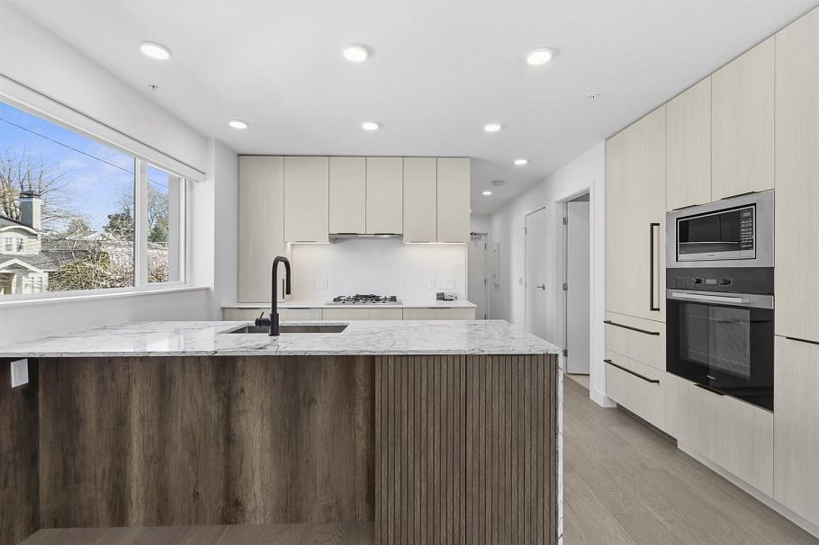 201 3590 W 39th Avenue Vancouver, BC - 5