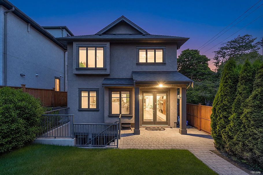 3618 W 24th Avenue Vancouver, BC - 32