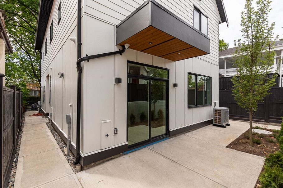 2 3635 Turner Street Vancouver, BC - 36