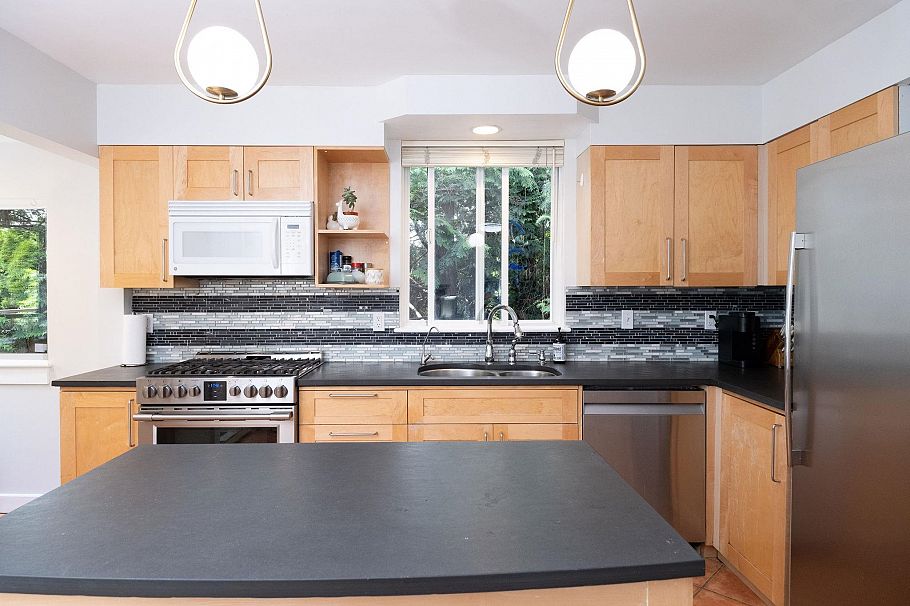 1075 Gladwin Drive North Vancouver, BC - 13