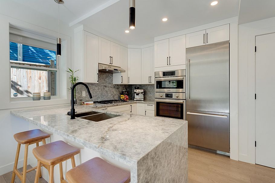 1372 E 10th Avenue Vancouver, BC - 7