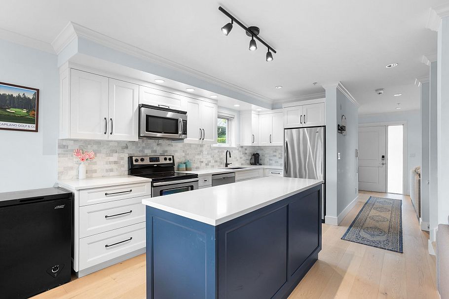 1121 St. Andrews Avenue North Vancouver, BC - 4